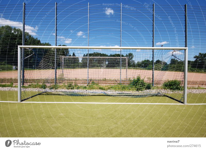 nach dem Spiel ist vor dem Spiel Ballsport Torwart Sportstätten Fußballplatz blau Langeweile Sportrasen leer Ende Farbfoto mehrfarbig Außenaufnahme Menschenleer