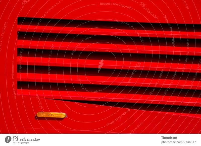 Hai mit Blinker Technik & Technologie Fahrzeug Metall Kunststoff gold rot schwarz Gefühle Aggression Schlitz Linie Lüftungsschlitz Kieme Farbfoto Außenaufnahme