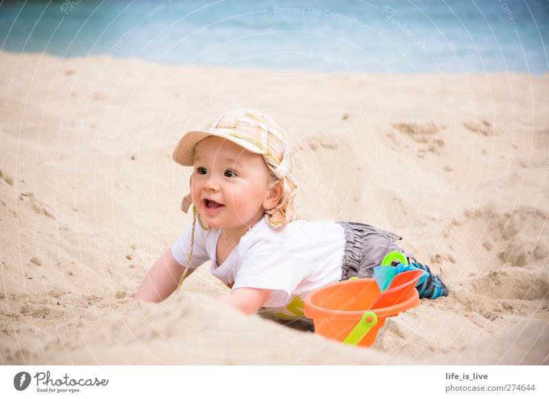 sandmann I Kind Baby Kindheit 1 Mensch 0-12 Monate Sommer Küste Strand Meer Mittelmeer Spielen Fröhlichkeit Glück Lebensfreude Fernweh Ferien & Urlaub & Reisen