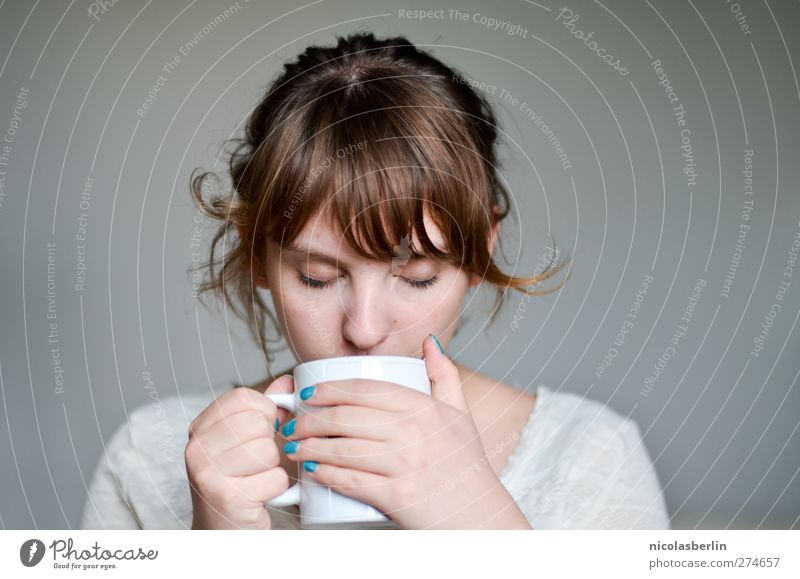 ..MORGEN Wohlgefühl Zufriedenheit Sinnesorgane Erholung ruhig trinken feminin Junge Frau Jugendliche Leben Schlafanzug Denken festhalten genießen träumen