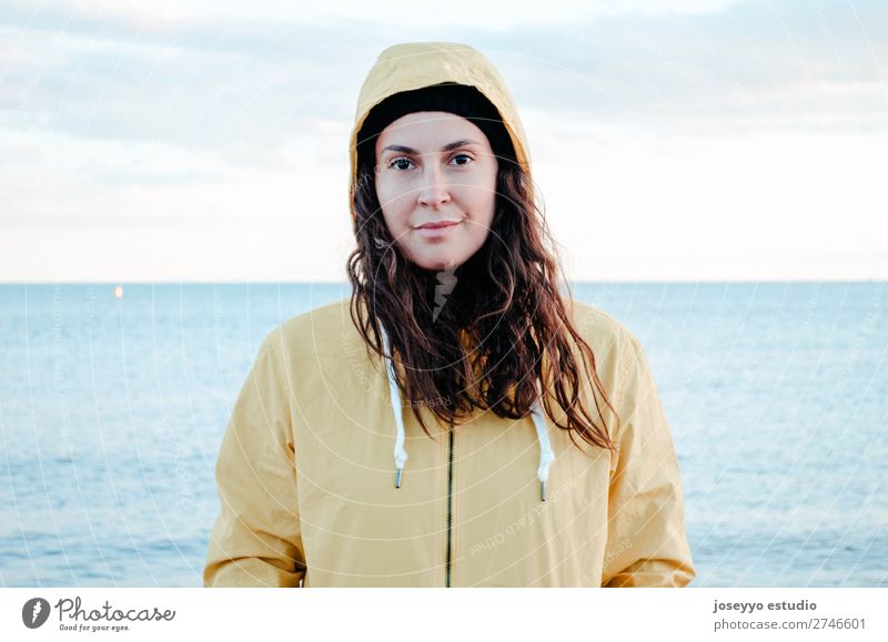 Frau am Strand im Winter Lifestyle Leben Erholung Ausflug Freiheit Sonne Sport Sitzung 30-45 Jahre Erwachsene Natur Horizont Küste Mode Jacke Mantel Hut Lächeln