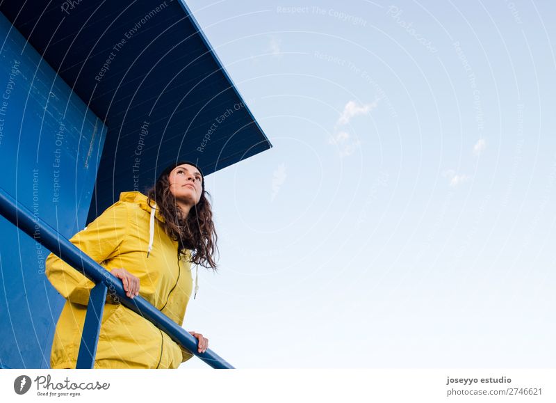 oung brünette Frau auf einem Rettungsschwimmturm Lifestyle Leben Erholung Ausflug Freiheit Sonne Strand Winter Sport Sitzung 30-45 Jahre Erwachsene Natur