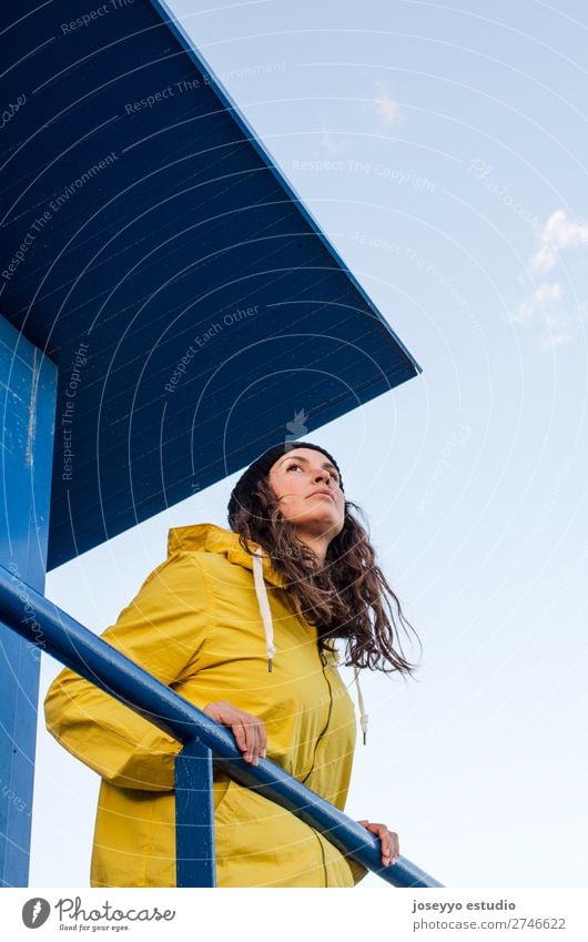 Junge brünette Frau auf einem Rettungsschwimmturm Lifestyle Leben Erholung Ausflug Freiheit Sonne Strand Meer Winter Sport Sitzung 30-45 Jahre Erwachsene Natur