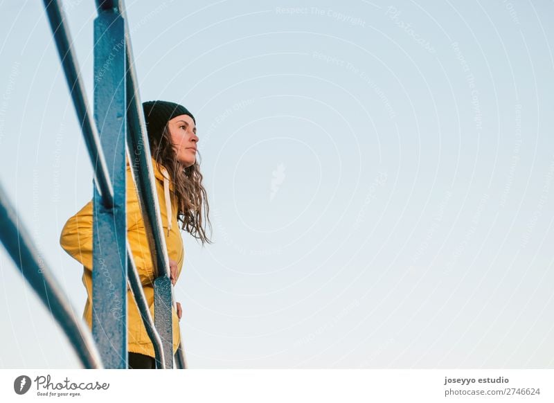 brünette Frau auf einem Rettungsschwimmturm Lifestyle Leben Erholung Ausflug Freiheit Sonne Strand Winter Sport Sitzung 30-45 Jahre Erwachsene Natur Horizont