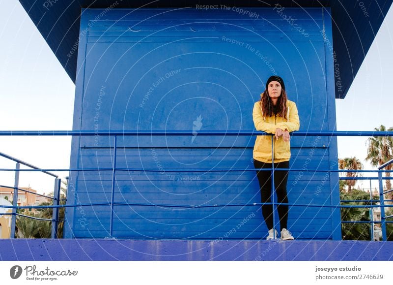 Frau auf einem Rettungsschwimmturm Lifestyle Leben Erholung Ausflug Freiheit Sonne Strand Winter Sport Sitzung 30-45 Jahre Erwachsene Natur Horizont Küste Mode