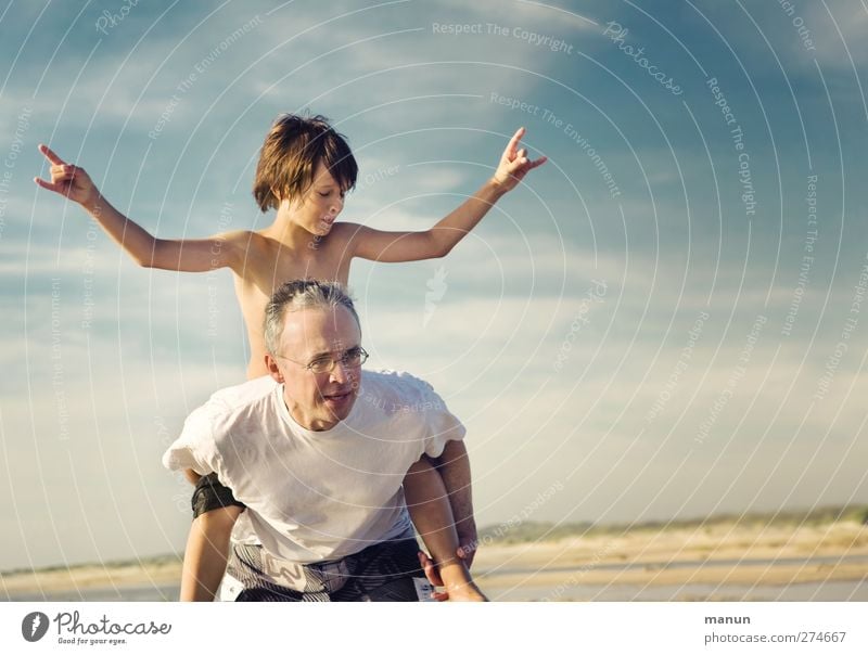 Ferienjob Spielen Vater mit Kind Mann Erwachsene Eltern Familie & Verwandtschaft Kindheit Leben 2 Mensch 8-13 Jahre 30-45 Jahre Himmel Sommer Strand Erholung