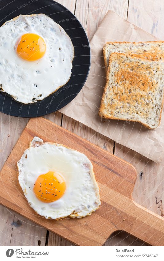 Eier gebraten Ernährung Frühstück Mittagessen Abendessen Teller Pfanne Holz frisch heiß retro gelb weiß Hintergrund Speck kochen & garen speisend Speise