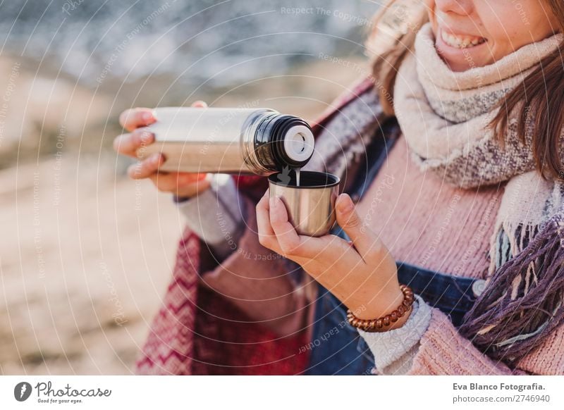 junge Frau, die die Natur mit einem heißen Getränk genießt. trinken Heißgetränk Kaffee Tee Lifestyle schön Gesicht Erholung Freizeit & Hobby