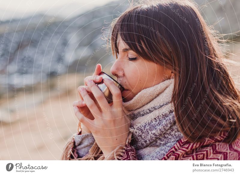 junge Frau in den Bergen, die Heißgetränk trinkt. Getränk trinken Kakao Kaffee Tee Lifestyle schön Gesicht Erholung Freizeit & Hobby Ferien & Urlaub & Reisen