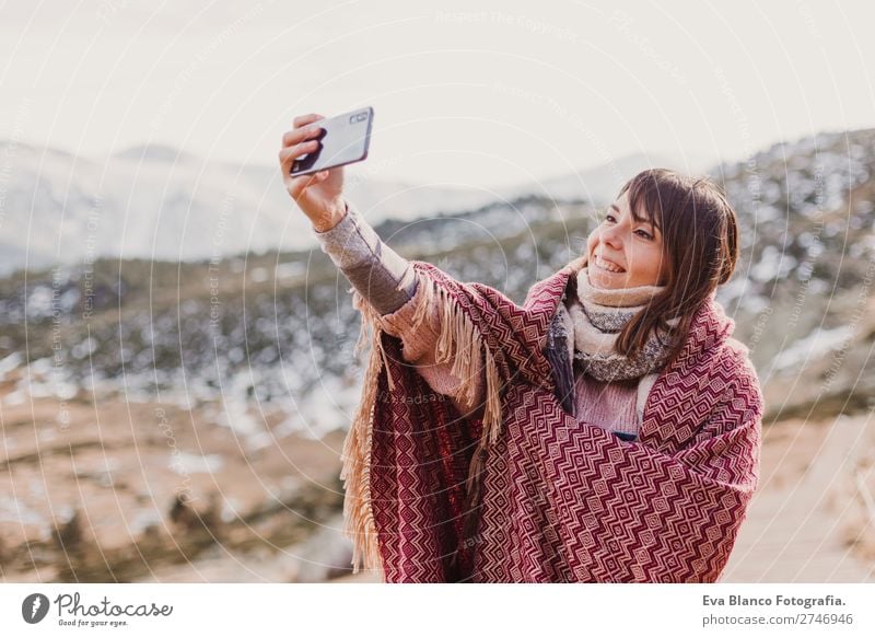 Frau am Sonnenuntergang in der Natur mit dem Handy Lifestyle Glück schön Wellness harmonisch Ferien & Urlaub & Reisen Ausflug Abenteuer Freiheit Winter Schnee