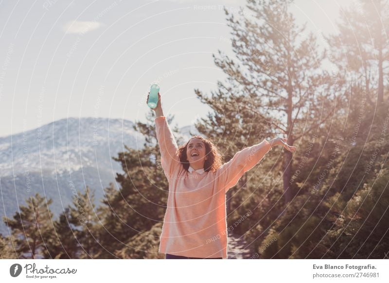 Glückliche Frau am Sonnenuntergang in der Natur Lifestyle schön Wellness harmonisch Ferien & Urlaub & Reisen Freiheit Sommer Strand Meer Berge u. Gebirge Erfolg