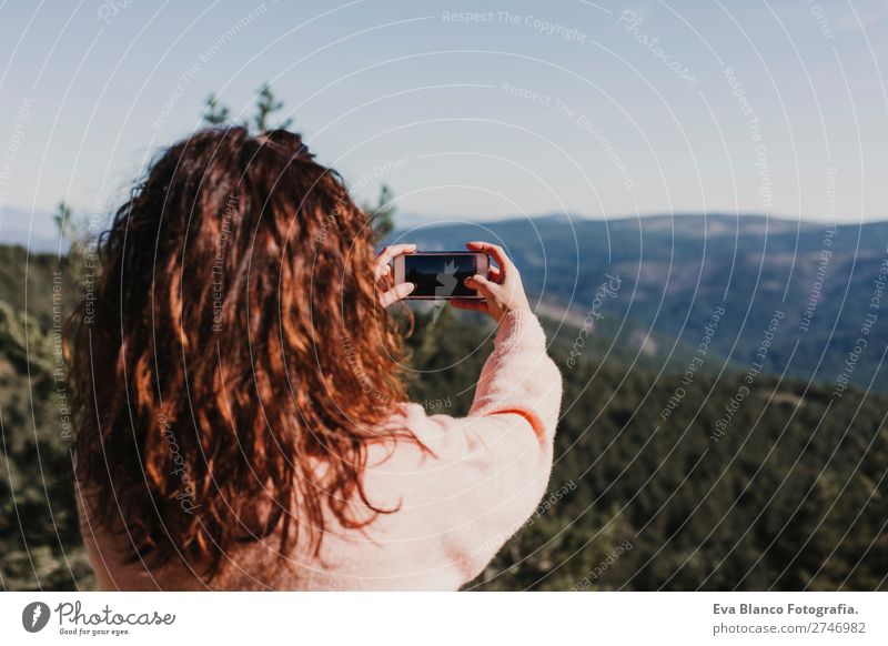 Glückliche Frau am Sonnenuntergang in der Natur mit Handy. Lifestyle Wellness harmonisch Ferien & Urlaub & Reisen Tourismus Freiheit Sommer Berge u. Gebirge