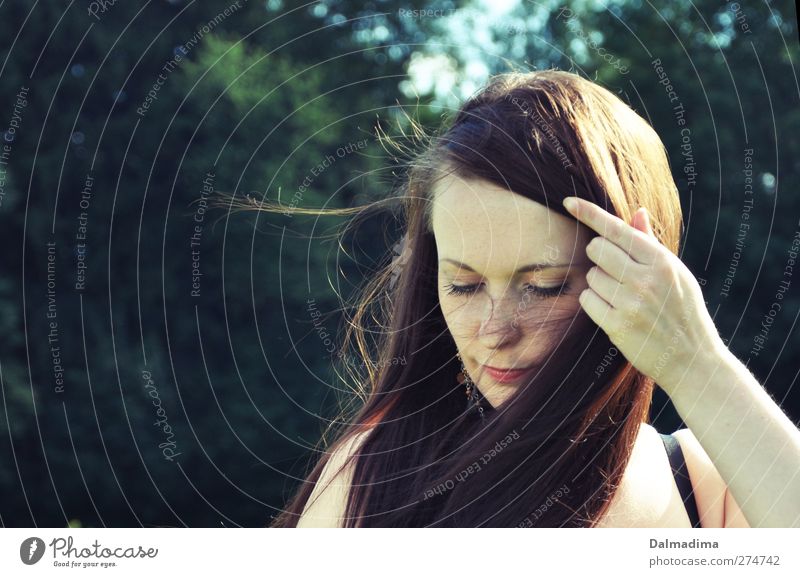 Windig hier schön Haare & Frisuren Gesicht Junge Frau Jugendliche Leben 18-30 Jahre Erwachsene Natur brünett langhaarig Denken träumen grün Gefühle