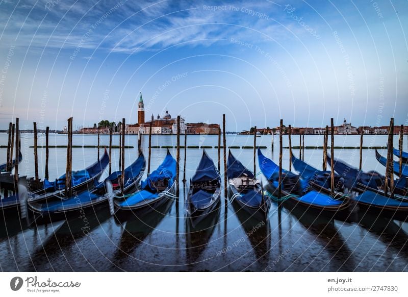 wenn die Gondeln Schlafanzug tragen Ferien & Urlaub & Reisen Ausflug Sightseeing Städtereise Himmel Horizont Sommer Meer Insel Venedig Italien Stadt Kirche Turm