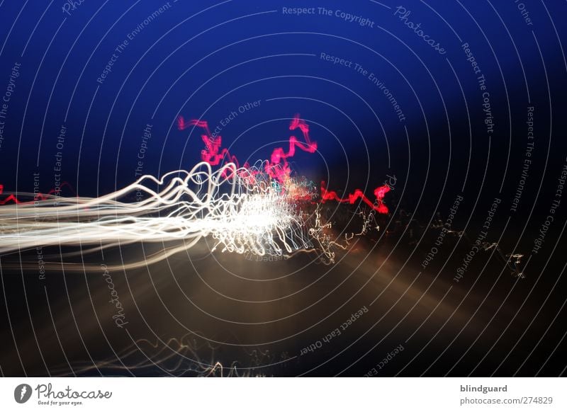 Electric Avenue Verkehrswege Autofahren hell blau rosa weiß Lichtmalerei Linie Farbfoto Außenaufnahme Experiment Menschenleer Abend Kunstlicht Kontrast