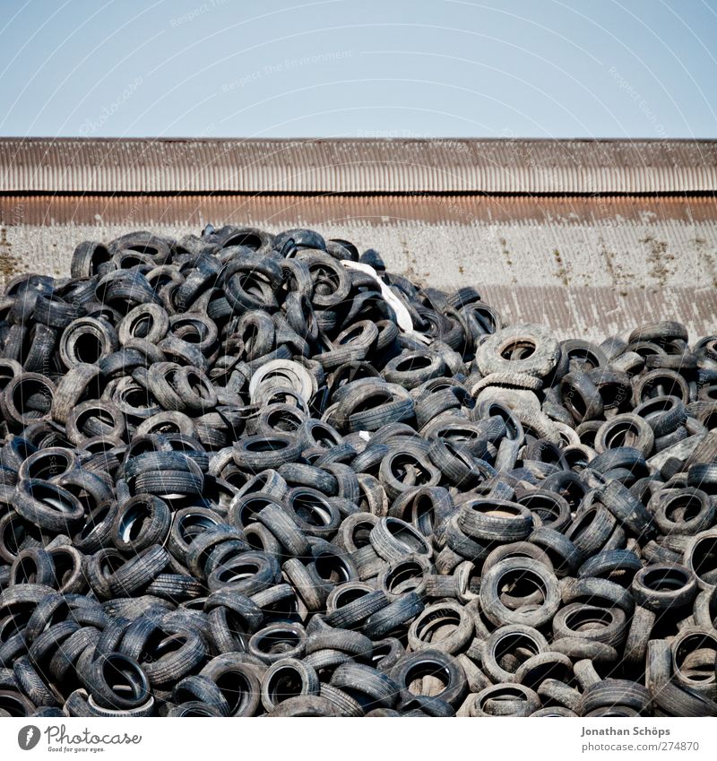 der Rest vom Auto II Verkehr unbeständig Vergänglichkeit Autoreifen hässlich Industriefotografie Industrieanlage Industrielandschaft Reifen Müll Recycling