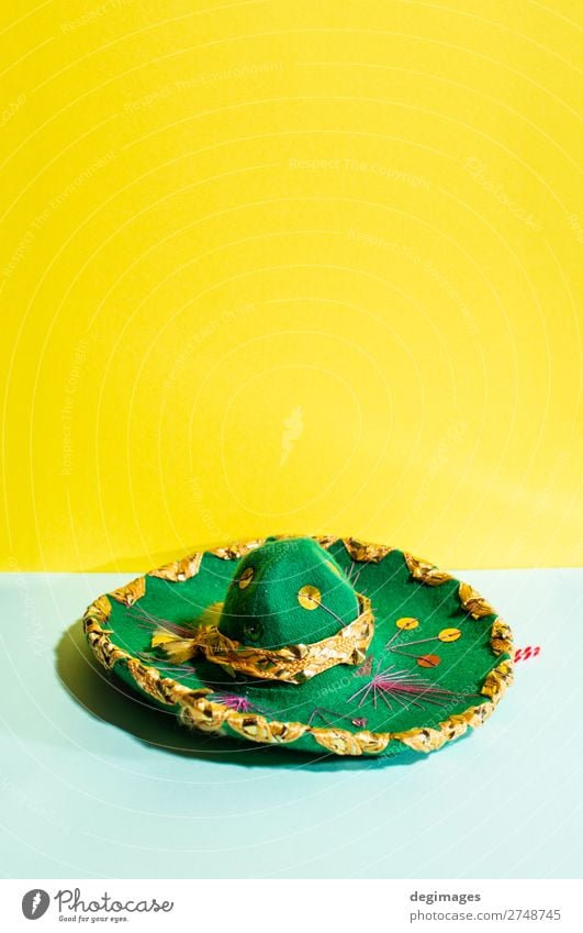 Mexikanischer Sombrero-Hut auf geometrischen gelben und grünen Pastelltönen. Design Sommer Kultur Mode Tradition Mexikaner Hintergrund Mexiko Party Fiesta