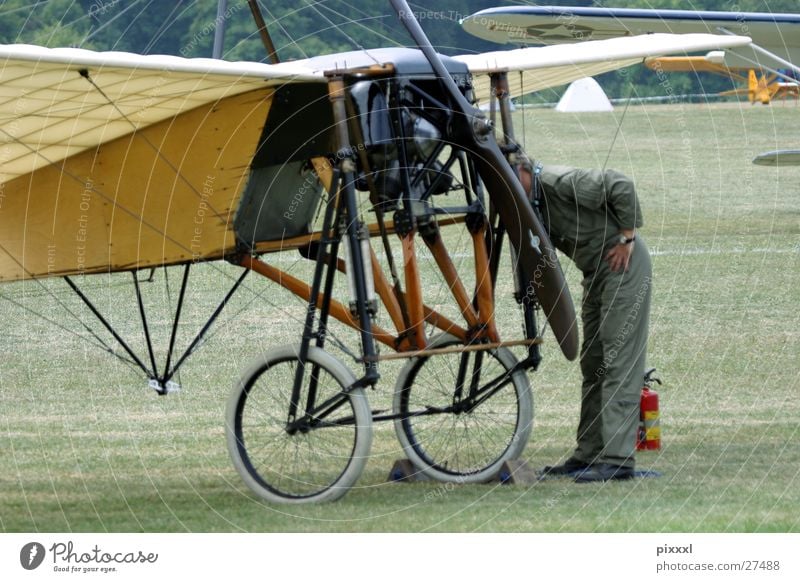 Chech up Flugzeug Mann Pilot Wiese retro Reparatur Maschine Luftverkehr Oltimer Bodenbelag Flughafen Rad Flügel Check