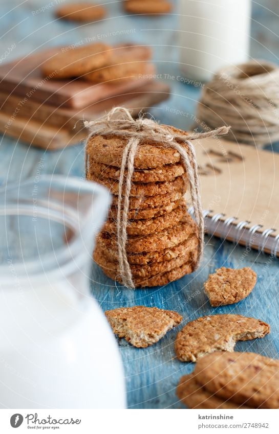 Hausgemachte Haferflockenplätzchen Dessert Frühstück Diät Tisch Holz blau braun weiß Tradition backen Biskuit Kuchen Müsli Plätzchen Lebensmittel Gesundheit