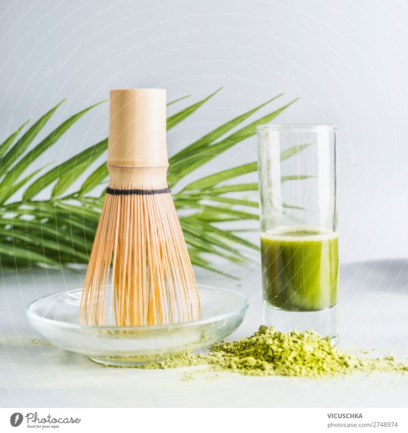 Matcha Espresso in Glas mit Matcha-Besen und Match-Pulver Lebensmittel Bioprodukte Vegetarische Ernährung Diät Asiatische Küche Getränk Erfrischungsgetränk