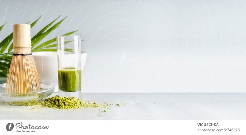 Matcha Espresso im Glas mit Matcha-Besen Lebensmittel Ernährung Getränk Erfrischungsgetränk Heißgetränk Tee Geschirr kaufen Stil Design Gesundheit