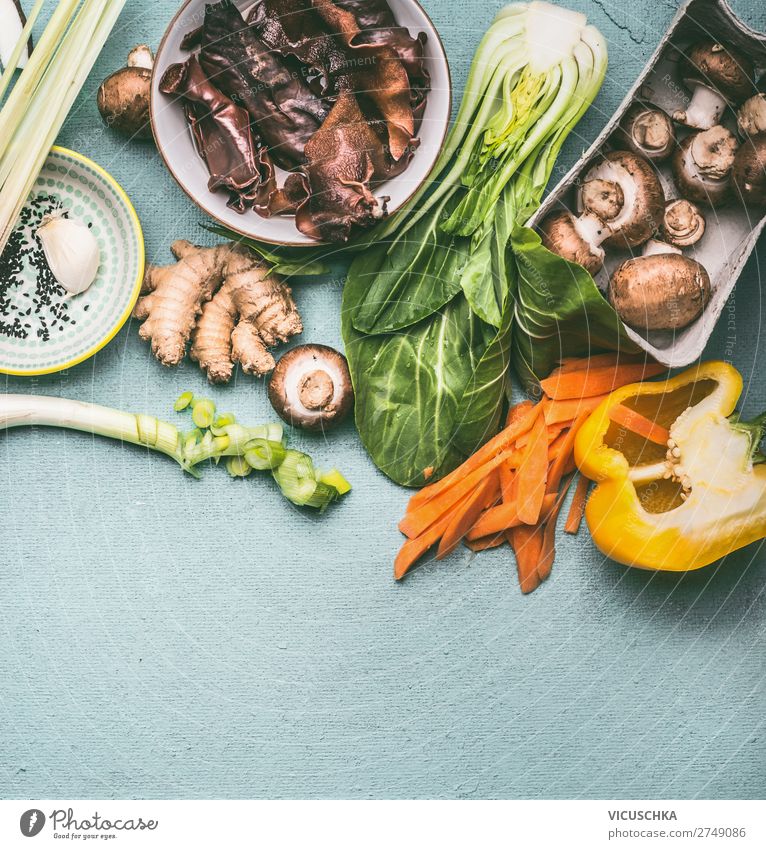 Verschiedene traditionelle asiatische Zutaten für eine schmackhafte vegetarische Küche: Pilze, Gemüse und Gewürze, Draufsicht, flachliegend. Chinesische oder thailändische Küche. Veganes Essen. Konzept für gesunde Ernährung.