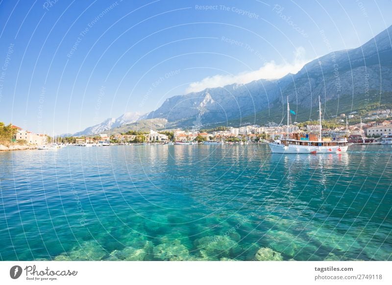 MAKARSKA, KROATIEN Adria Bucht Strand Küste Kroatien Dalmatien verträumt Fischerdorf Hafen Idylle Landschaft schön Makarska Mittelmeer Berge u. Gebirge Natur