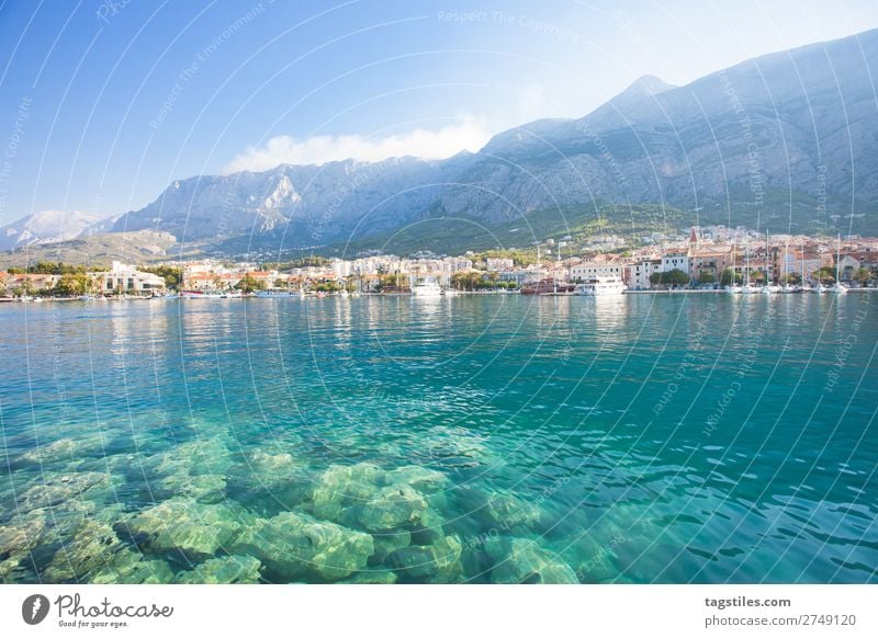 MAKARSKA, DALMATIA, CROATIA Adria Bucht Strand Stadt Küste Kroatien Dalmatien verträumt Fischerdorf Hafen Idylle Landschaft Makarska Mittelmeer Berge u. Gebirge