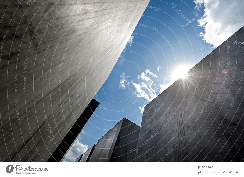 Berlin Himmel Sonne Denkmal grau Trauer Farbfoto Außenaufnahme abstrakt Textfreiraum links Tag Sonnenlicht Sonnenstrahlen Gegenlicht Starke Tiefenschärfe