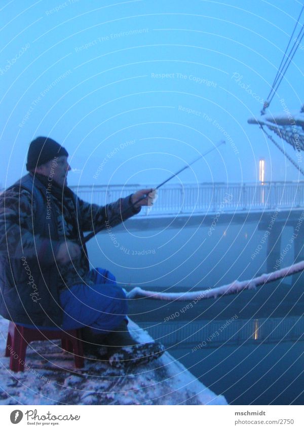 Butter bei die Fische Lübeck Fischer Angelrute Angeln Angler Winter Nebel Morgen MuK Oldtimerhafen Wasser Abwasserkanal Brücke Schnee