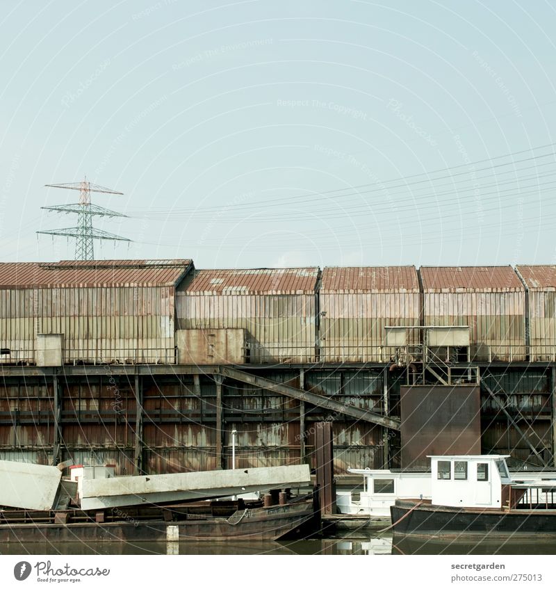 alternative lebensform. Wolkenloser Himmel Flussufer Fischerdorf Fabrik Ruine Bauwerk Gebäude Schifffahrt Fischerboot Hafen Stahl Rost Wasser blau braun