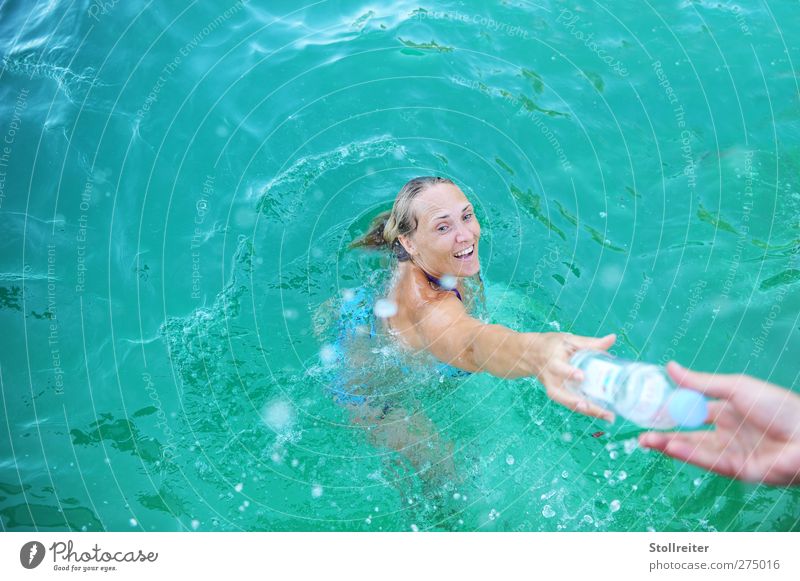 Die Flasche Frau Erwachsene 30-45 Jahre Sommer Wellen Schwimmbad blond langhaarig Lächeln lachen Schwimmen & Baden authentisch Fröhlichkeit Glück nass natürlich