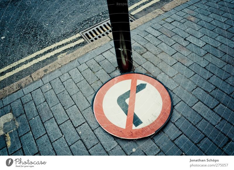 gegen Rechts Verkehr Straßenverkehr Fußgänger Verkehrszeichen Verkehrsschild Stadt Verbote Verbotsschild rechts abbiegen Bodenplatten Bürgersteig England