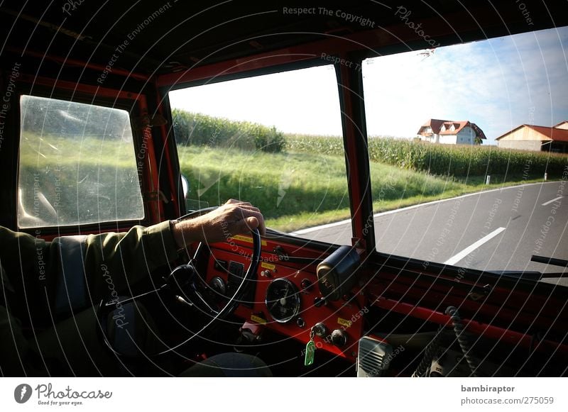 on the road Mann Erwachsene Arme Hand 1 Mensch Verkehrsmittel Autofahren Straße Fahrzeug Oldtimer Feuerwehr Einsatz Armaturenbrett Lenkrad Scheibe Farbfoto