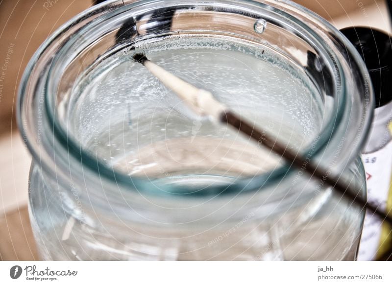 Pinsel in Wasserglas Basteln heimwerken Handwerker Anstreicher Werkstatt Atelier Kunst Künstler Maler zeichnen ausspülen Reinigen Gemälde Wasserspiegel