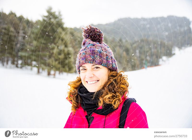 Porträt einer attraktiven Frau an einem verschneiten Tag Freude Glück schön Gesicht Ferien & Urlaub & Reisen Abenteuer Winter Schnee Berge u. Gebirge Muttertag