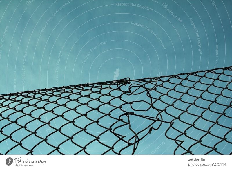 Maschendraht Umwelt Himmel Wolkenloser Himmel Klima Klimawandel Wetter Schönes Wetter gut schön Maschendrahtzaun Zaun Nachbar Grenze Grundstück gefangen Loch