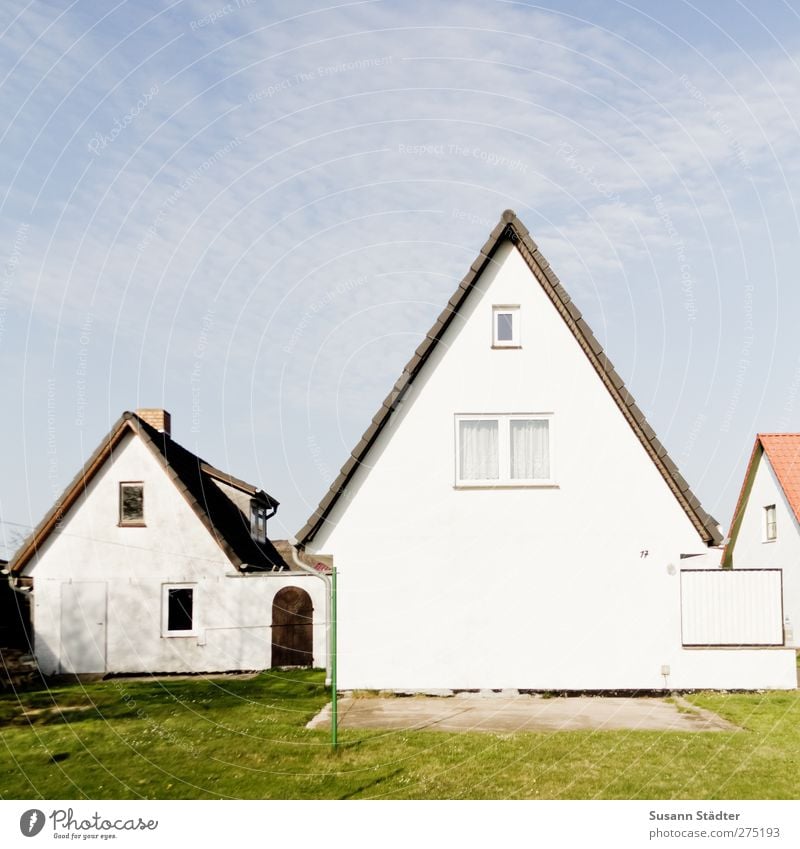 Hiddensee | Leuchthaus Dorf Kleinstadt Haus Einfamilienhaus Häusliches Leben Hinterhof Wäscheständer Giebelseite Hausmauer Garten Terrasse Farbfoto Menschenleer