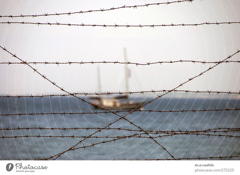 behind the curtain Ferien & Urlaub & Reisen Ausflug Ferne Meer Natur Wasser Horizont Schifffahrt Segelboot Stimmung gefangen Justizvollzugsanstalt Jolle