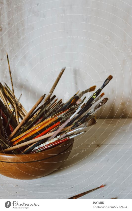 Eine Sammlung von Pinseln des Künstlers. Kunstkultur Abstraktes Konzept. Schalen & Schüsseln Freizeit & Hobby Handwerk Werkzeug Gemälde Holz dreckig weiß Farbe