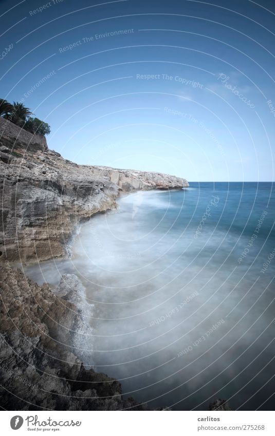 Zeit am Meer Umwelt Natur Urelemente Luft Wasser Himmel Horizont Sommer Schönes Wetter Wind Felsen Wellen Küste Riff Mittelmeer Bewegung ästhetisch bedrohlich