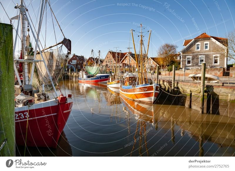 Fischereihafen an der Nordseeküste III Weitwinkel Starke Tiefenschärfe Sonnenstrahlen Sonnenlicht Reflexion & Spiegelung Kontrast Schatten Textfreiraum links