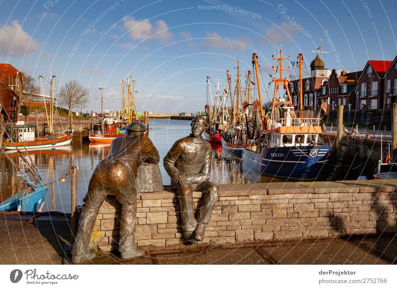 Fischereihafen an der Nordseeküste IV Weitwinkel Starke Tiefenschärfe Sonnenstrahlen Sonnenlicht Reflexion & Spiegelung Kontrast Schatten Textfreiraum links