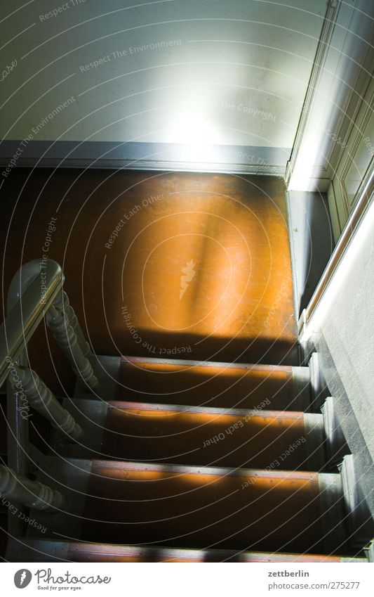 Self Häusliches Leben Haus Innenarchitektur Raum Körper 1 Mensch Stadt Stadtzentrum Bauwerk Gebäude Architektur Mauer Wand Treppe bedrohlich Treppenhaus