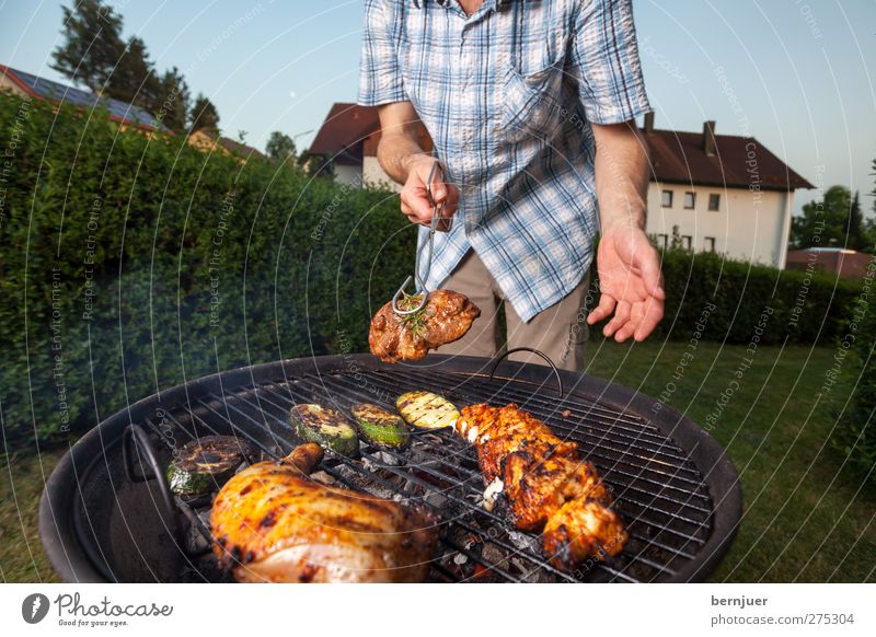 it's that time again, dear Lebensmittel Fleisch Lifestyle Garten Feste & Feiern Mensch maskulin Arme Hand 1 Grill genießen Kontrolle Grillen Steak Hühnchen Haxe