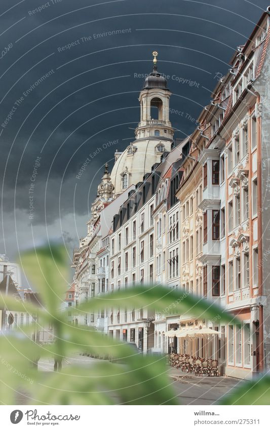 Gasse mit verlassenem Straßencafé und Blick auf die Frauenkirche Dresden Altstadt historisch Gebäude Sehenswürdigkeit dunkle Wolken Farbfoto Außenaufnahme