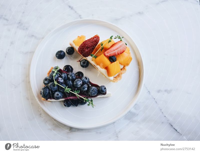 Leckerer Heidelbeerkuchen und Mango mit Erdbeertorte Frucht Dessert Ernährung Frühstück Teller Tisch frisch lecker weiß Tradition Pasteten Hintergrund backen