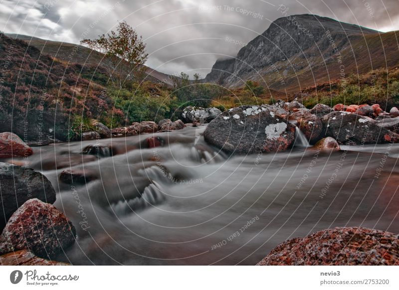 Auf dem Weg zum Ben Nevis in Schottland Landschaft Hügel Felsen Berge u. Gebirge Bach Fluss Wasserfall natürlich grau grün Großbritannien