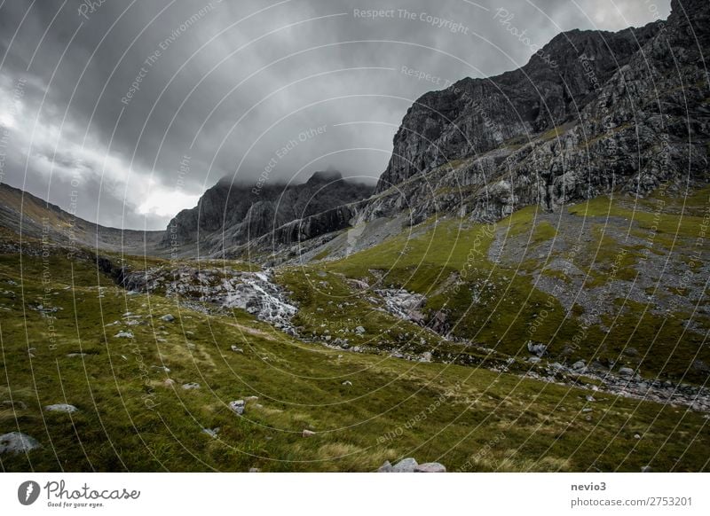 Auf dem Weg zum Ben Nevis in Schottland Ferien & Urlaub & Reisen Tourismus Natur Herbst Klimawandel Wetter schlechtes Wetter Felsen Berge u. Gebirge Gipfel