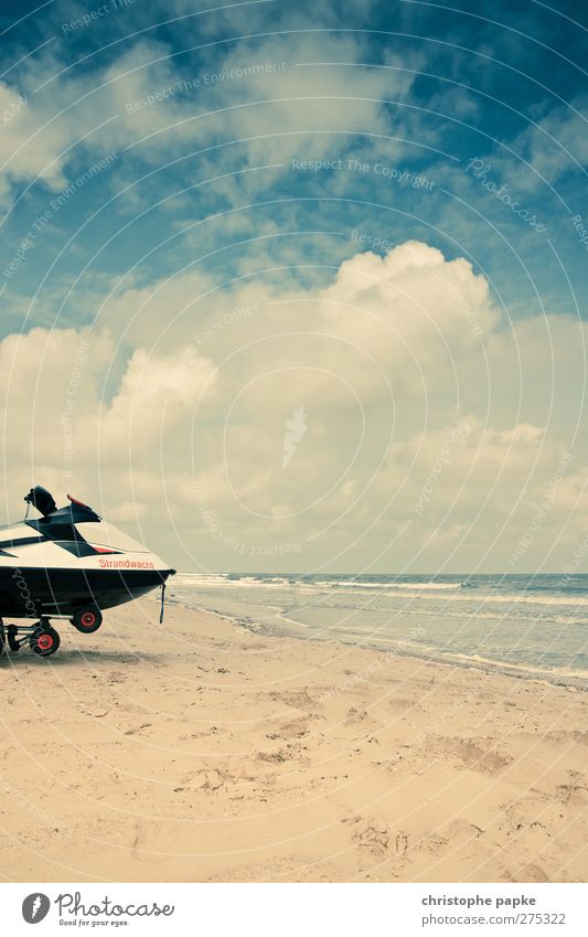 Küstenwache Himmel Sommer Wellen Strand Beiboot Ferien & Urlaub & Reisen Motorboot Freizeit & Hobby einsatzfahrzeug Wasserfahrzeug Farbfoto Außenaufnahme